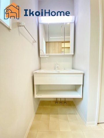 神戸市西区春日台9丁目　中古戸建の洗面所|●年中無休：当日予約可●　お化粧をする時に便利な３面鏡。ハンドシャワー水栓で掃除も朝シャンも楽々。