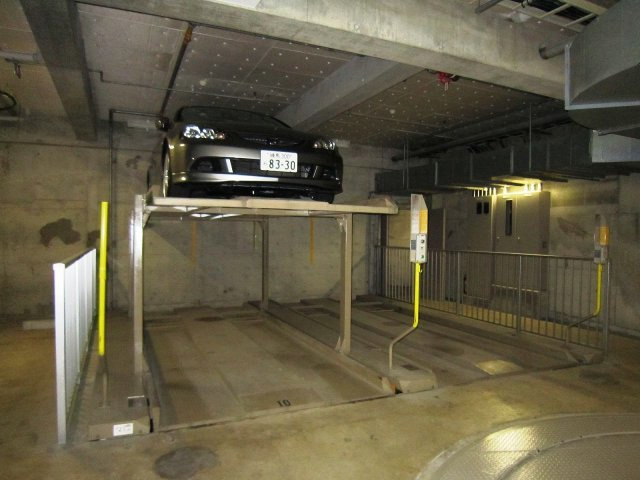 West Wood Mansionsの駐車場