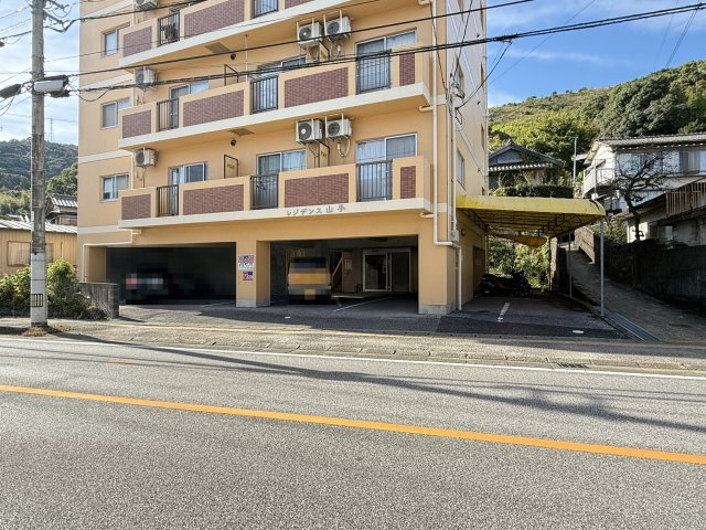 レジデンス山手の駐車場