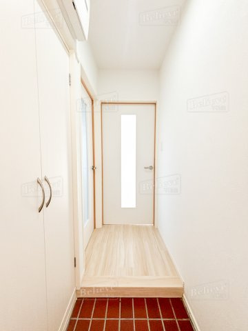 レジデンスYの玄関|シューズボックス付きの玄関です☆