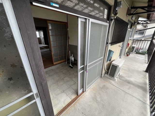 葛城市八川のアパートのエントランス