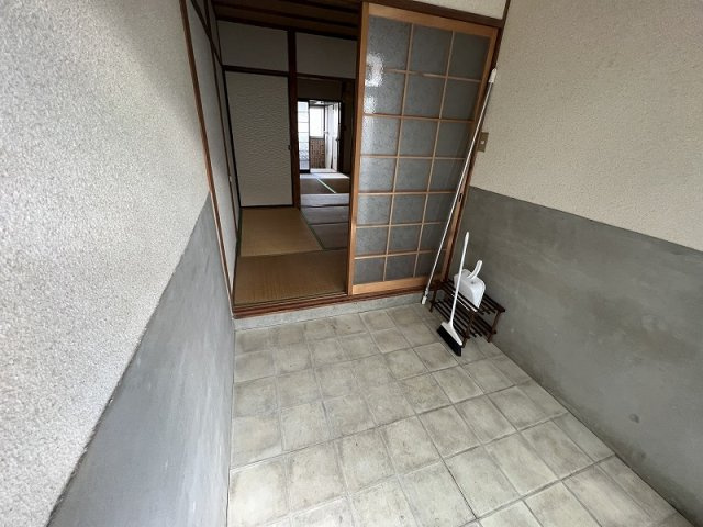 葛城市八川のアパートの玄関