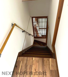 【内装】 | 【オーナーチェンジ・家賃収入】伊丹市高台１丁目中古テラスハウス | 階段部分です♪令和６年６月室内リフォーム済み！令和６年８月より賃貸中です。