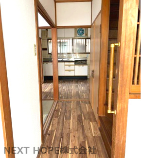 【キッチン】 | 【オーナーチェンジ・家賃収入】伊丹市高台１丁目中古テラスハウス | 玄関からダイニングキッチンです♪室内は令和６年６月リフォーム済み！※現況：賃貸中です！