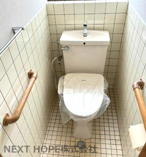 【トイレ】 | 【オーナーチェンジ・家賃収入】伊丹市高台１丁目中古テラスハウス | 令和６年６月新品に交換されたトイレです♪※現況：賃貸中です！