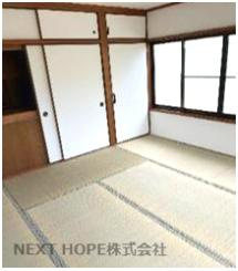 【和室】 | 【オーナーチェンジ・家賃収入】伊丹市高台１丁目中古テラスハウス | ２階和室８帖です♪畳表替えクロス貼替済み！※現況：賃貸中です！