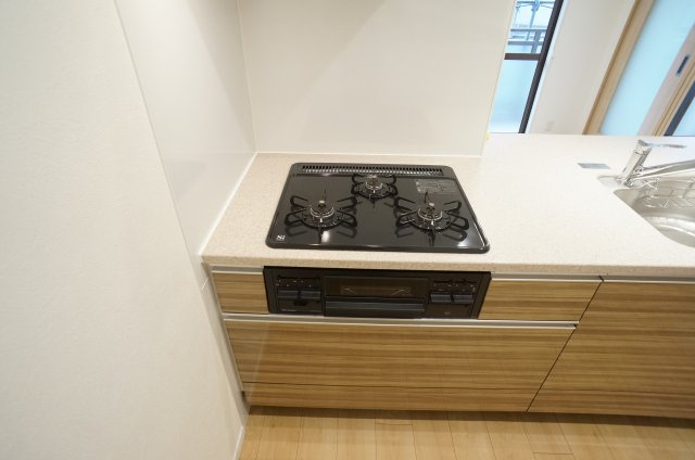 ハイタウン御殿山東のキッチン|参考、同建物・同間取りの号室　※床の色は実際はブラウンです