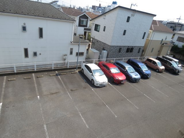 ゴールドクレストの駐車場