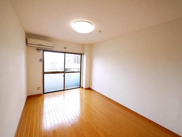 ファミール西大寺の洋室|落ち着いた色調の洋室です