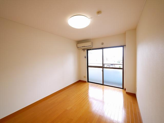 ファミール西大寺の洋室|落ち着いた色調の洋室です