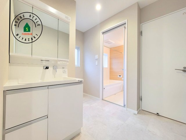 宮崎市清武町池田台2期-1棟（1号棟）の脱衣所|ゆとりの洗面スペースで朝の身支度もスムーズに。暮らしを快適に変えるシャワー付洗面台です！