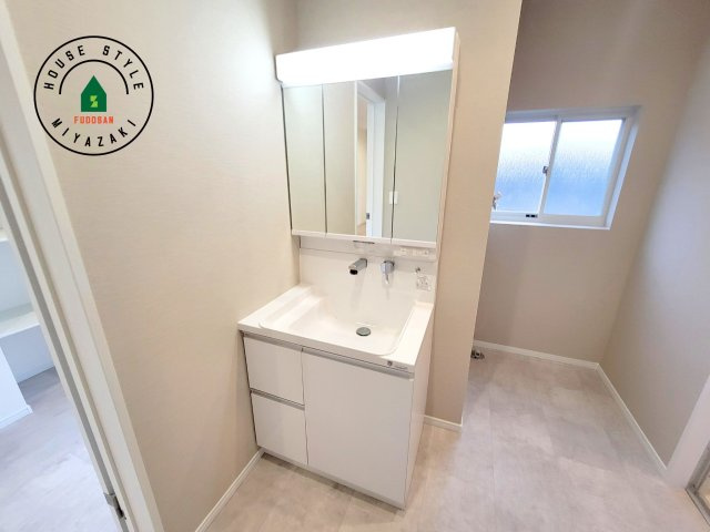 宮崎市清武町池田台2期-1棟（1号棟）の独立洗面台|毎日使うものだから清潔な空間を保ちたい水回り。洗面にはそんな願いを解消させてくれる収納アイデアが満載です。三面鏡の裏側にはキャビネットが現れ小物から背の高い物まで収納できます。