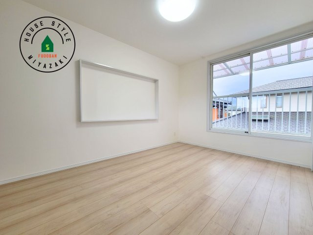 宮崎市清武町池田台2期-1棟（1号棟）の洋室|柔らかい陽光が差し込む明るいお部屋を演出する設計。彩光の取れる窓が気持ちの良いお部屋を創り上げます。