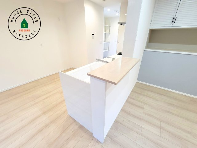 宮崎市清武町池田台2期-1棟（1号棟）のダイニング|キッチンから立ち込める香りが今日の料理を期待させます。