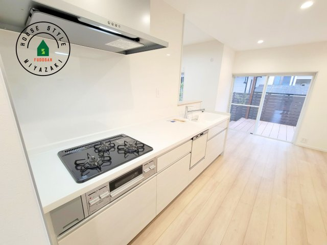 宮崎市清武町池田台2期-1棟（1号棟）のキッチン|ご家族を近くに感じられる対面キッチンのLDK。会話もはずみそうですね。