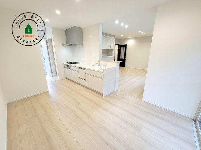 宮崎市清武町池田台2期-1棟（1号棟）のキッチン|ダイニングテーブルへの配膳がラクラク、お料理はかどるカウンター付きシステムキッチン！