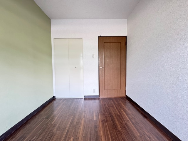 エスポワール岩湧の洋室