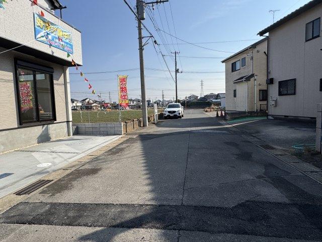 松戸市旭町２丁目新築戸建【旭町小学校：8分】の前面道路含む現地写真|南側前面道路・幅員約6ｍ