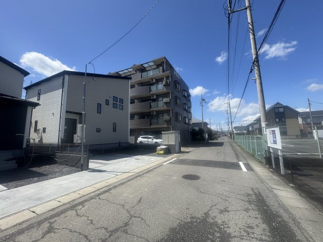 新築　太田市龍舞町6期　GRAFARE　１号棟の前面道路含む現地写真|現地写真　北東側接道幅員約6ｍ	