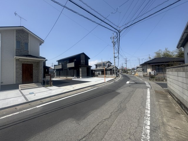 新築　伊勢崎市茂呂南町　Blooming  Garden　2号棟の前面道路含む現地写真|現地写真　東側接道幅員約6ｍ