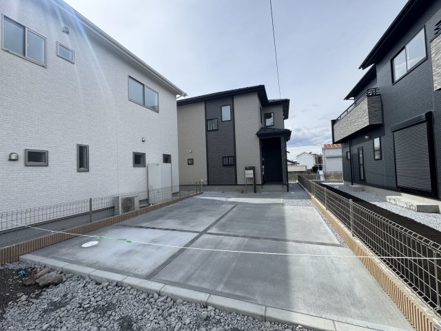 新築　伊勢崎市茂呂南町　Blooming  Garden　2号棟の駐車場|現地写真　駐車スペースは並列2台分可能です！

