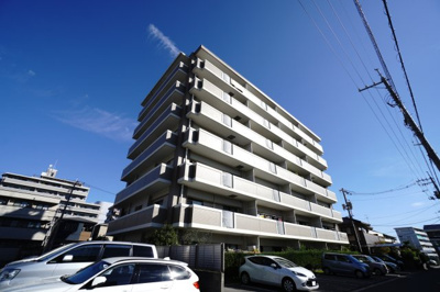【外観】 | 【上質リノベ】藤和ハイタウン井口 | 【耐震性】
耐震性の高さを判断するポイントは、
建築確認申請日が1981年6月1日以降の
新耐震基準に適合しているかどうか。
震度６程度の大地震でも
建物が崩壊しないレベルが基準になりました。