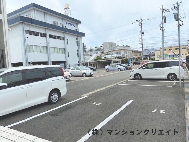 レーベン福井LEVISTAの駐車場