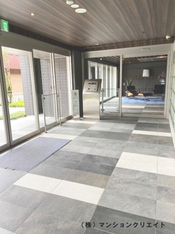 レーベン福井LEVISTAのエントランス|オートロックと防犯カメラでセキュリティ万全