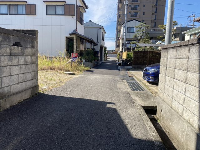 西条市大町の売地の前面道路含む現地写真