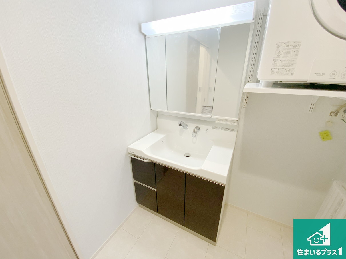 川西市多田院　第3期　新築一戸建ての独立洗面台|清潔感のある洗面台です。フラットな鏡は掃除がしやすく毎日清潔！鏡裏には収納があるのでスッキリとした洗面台が保てます。