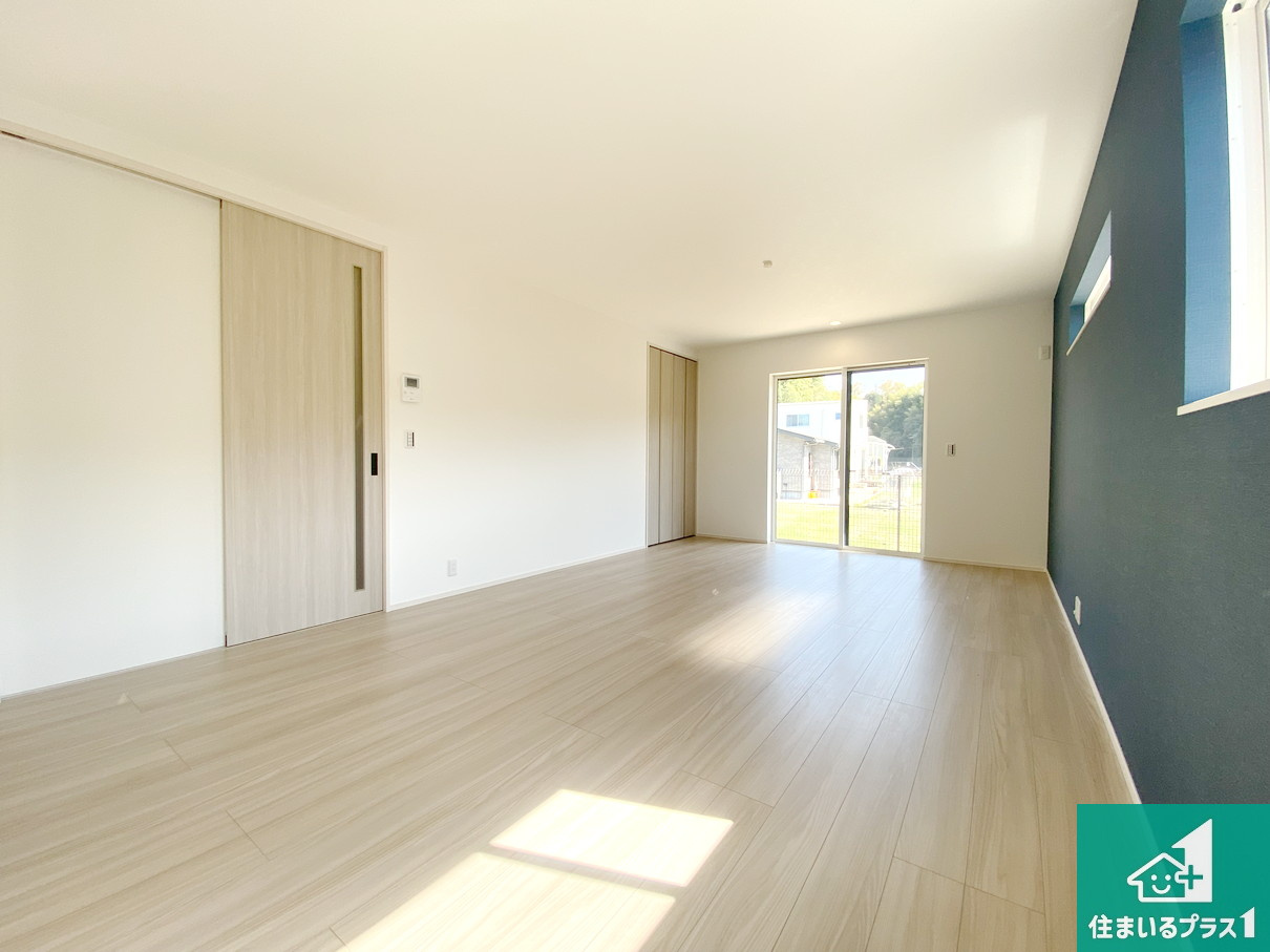 川西市多田院　第3期　新築一戸建ての居間・リビング|日当たり良好の明るいリビングで朝の目覚めもスッキリできそう！対面キッチンでご家族のコミュニケーションも自然と増える設計！小さなお子様が遊ぶスペースを作っても広々とくつろげるLDK！