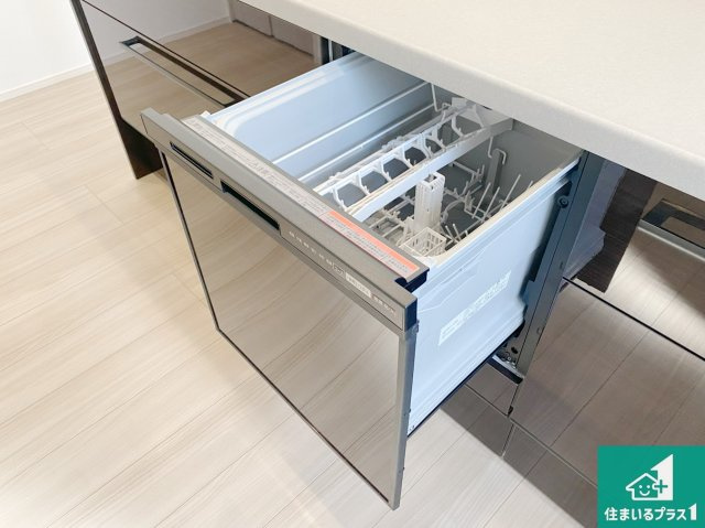 川西市多田院　第3期　新築一戸建ての設備|食事後の一仕事、食器洗いをボタン一つでお任せできちゃいます！場所を取らないビルトイン式なので、お料理スペースもしっかり確保！