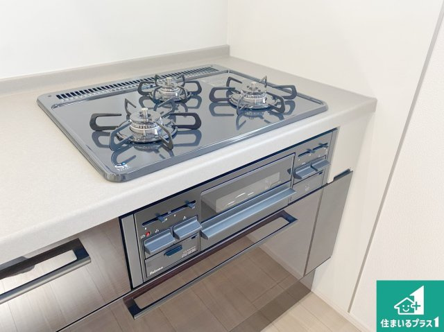 川西市多田院　第3期　新築一戸建ての設備|ダブル高火力Ｓｉセンサー付きコンロ！３口あるので、まとめて料理をする時も大活躍！