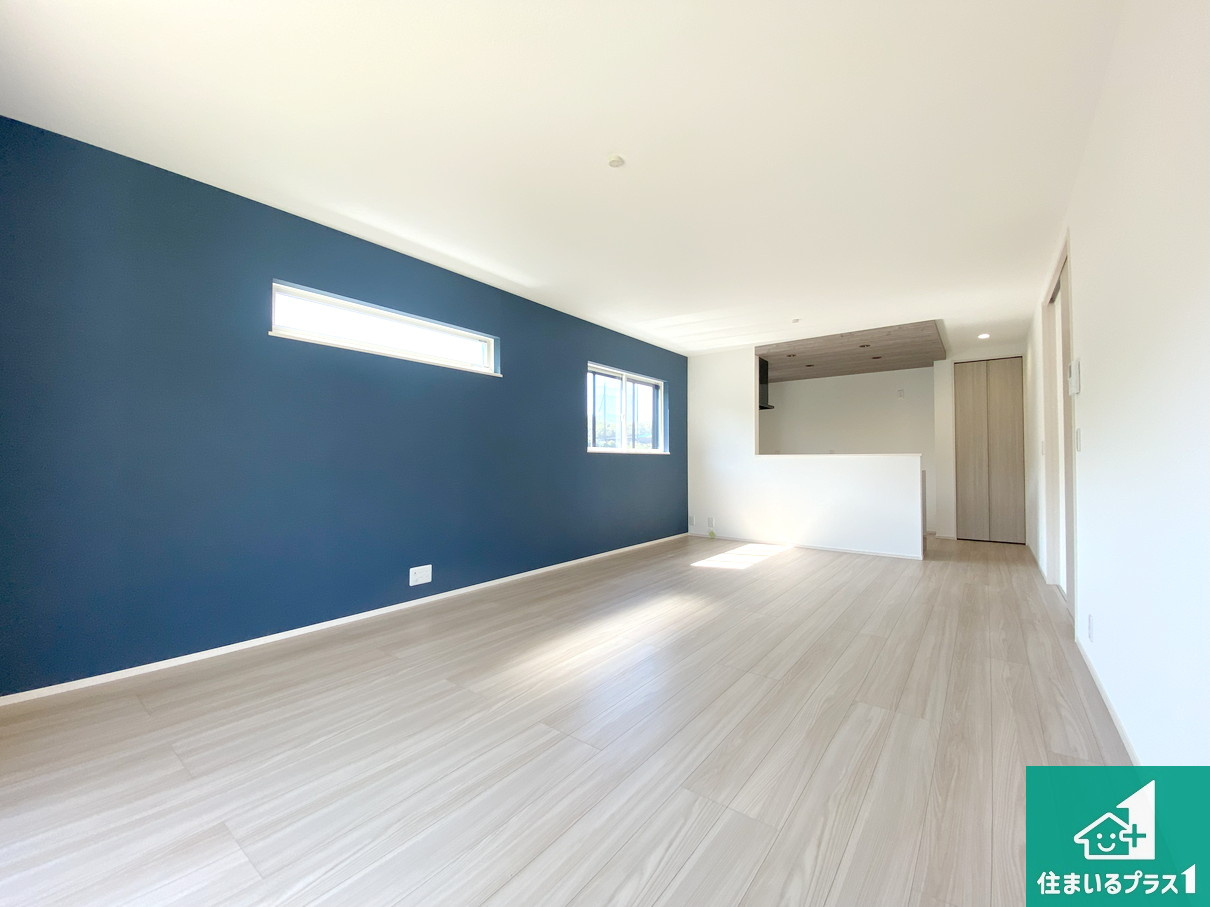 川西市多田院　第3期　新築一戸建ての居間・リビング|シンプルなリビングは、観葉植物等のインテリアを楽しめますね！パパ好みにも、ママ好みにも家具次第で雰囲気を変えることができます！