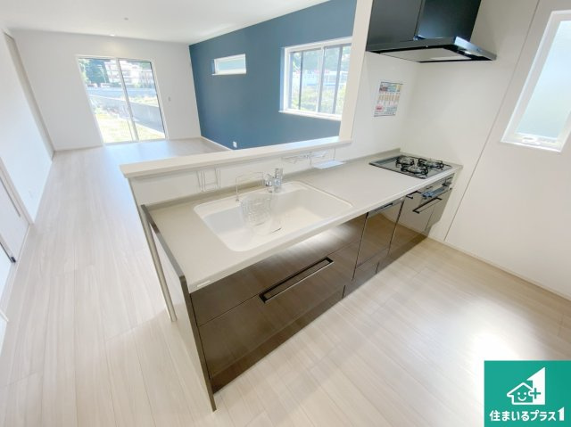 川西市多田院　第3期　新築一戸建てのキッチン|明るいリビングで朝の目覚めもスッキリできそう！対面キッチンでご家族のコミュニケーションも自然と増える設計！小さなお子様が遊ぶスペースを作っても広々とくつろげるLDK！