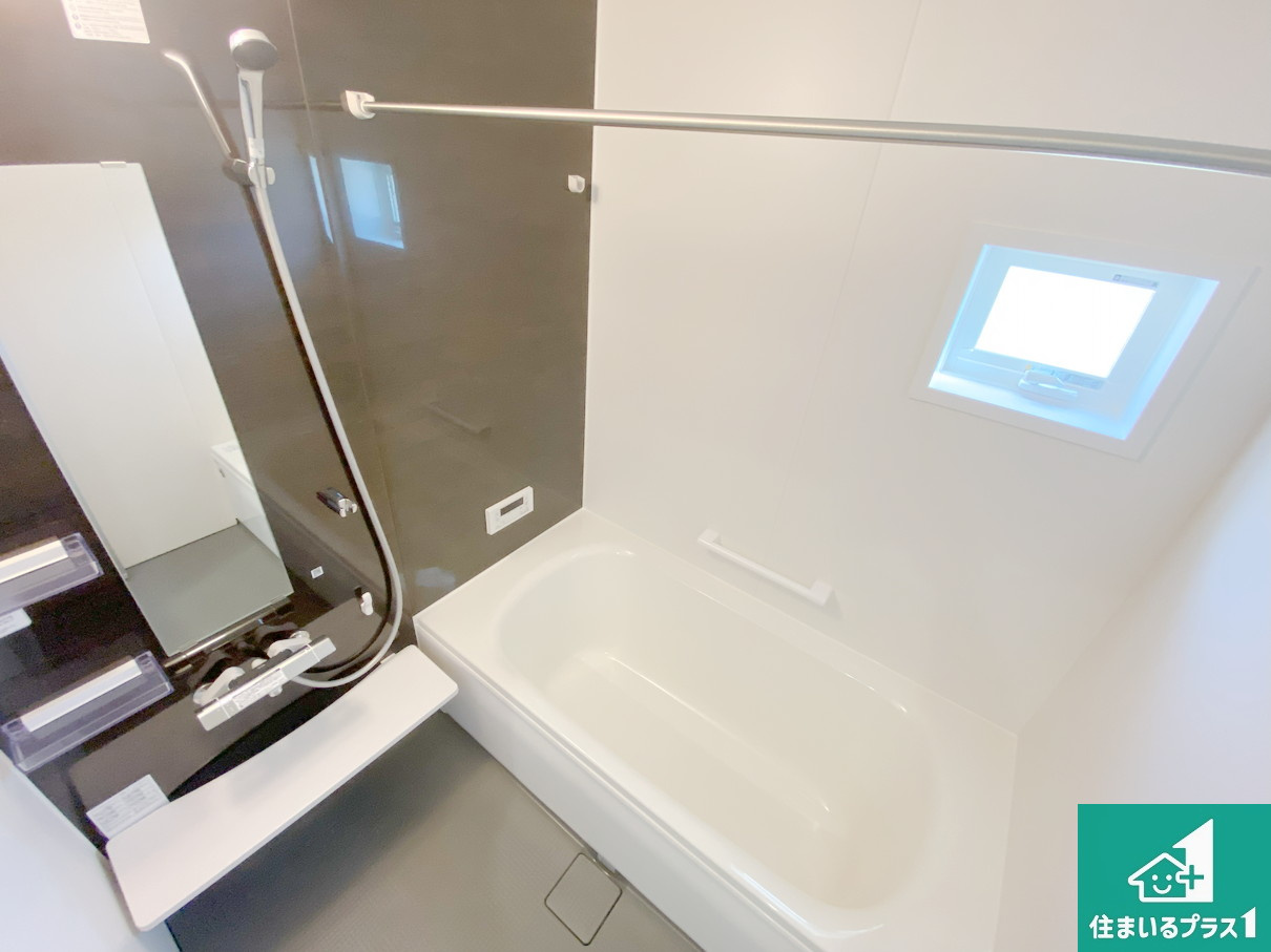 川西市多田院　第3期　新築一戸建ての浴室|足をゆったり伸ばして寛げる浴槽です。窓が設けられていますので差し込む光が明るく穏やかな雰囲気にしてくれます♪浴室乾燥機も設置しているので、雨の日の洗濯物も安心です♪