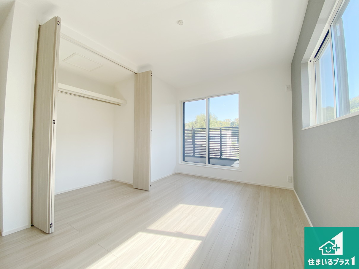 川西市多田院　第3期　新築一戸建ての洋室|寝室は心地よい眠りについてもらいたくて、シンプルかつ開放的な空間な設計にしています！大きな窓から差し込む日が心地いいです♪