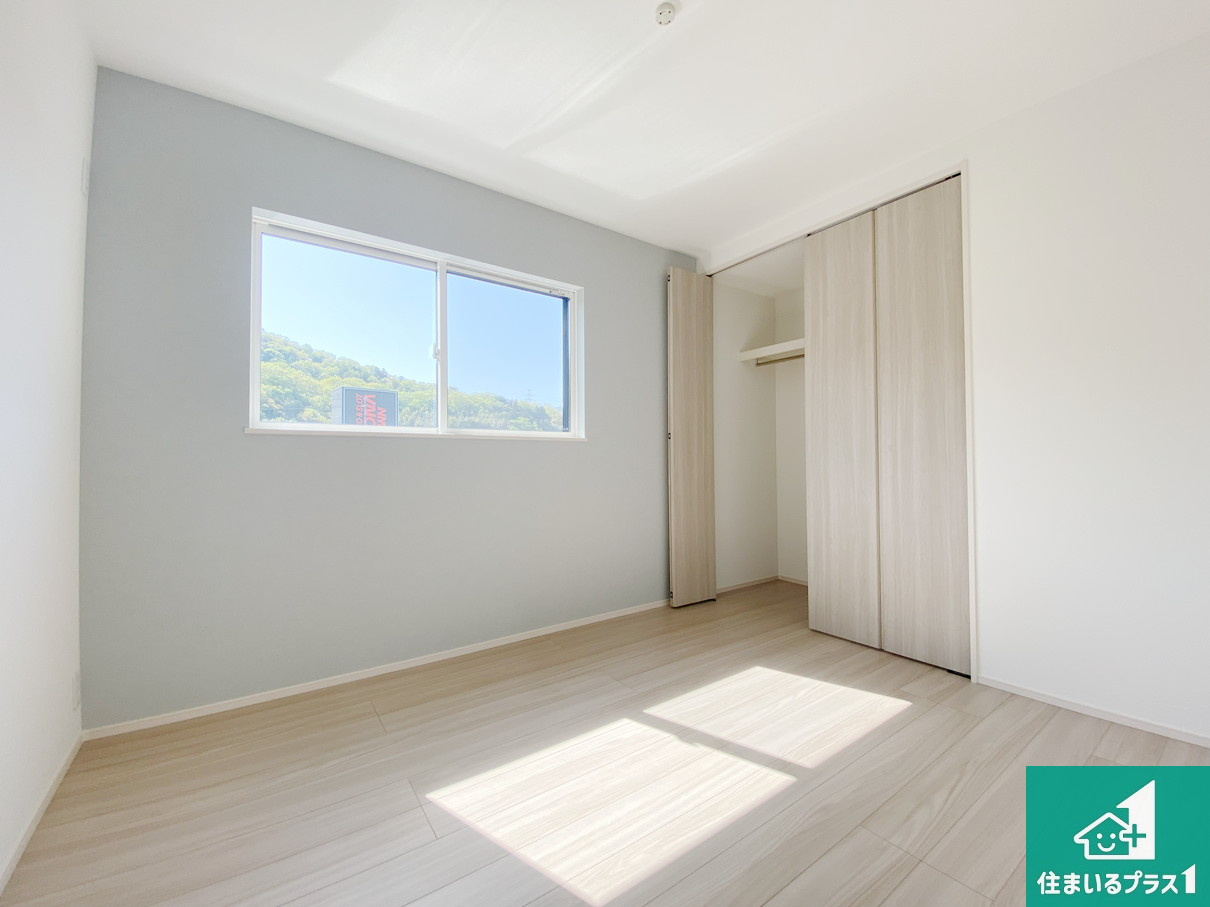 川西市多田院　第3期　新築一戸建ての洋室|収納スペースが充実しているので子供の成長に合わせてたくさん収納ができます！家族構成に合わせた様々な活用ができる収納！