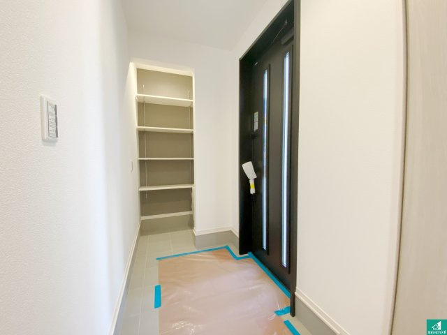 川西市多田院　第3期　新築一戸建ての玄関|シューズボックスにはたくさんの靴が収納できるので玄関周りはいつもスッキリ！ご家族が増えても安心！