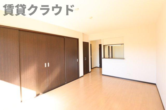 エミネンス・パティオの寝室|広くて明るい寝室