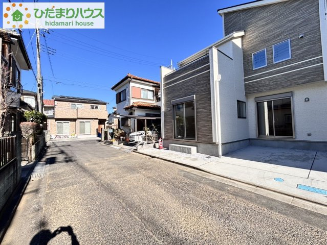 上尾市二ツ宮　2期　新築一戸建て　ブルーミングガーデン　01の前面道路含む現地写真|南西向きで日当たり良好！