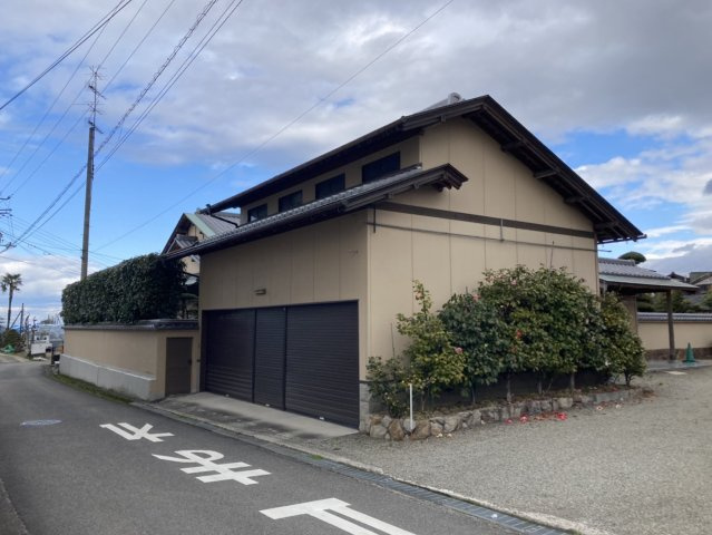 西条市氷見乙の中古一戸建の前面道路含む現地写真|電動シャッター付きガレージ兼倉庫としても利用OK