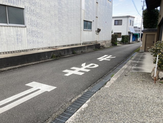 西条市氷見乙の中古一戸建の前面道路含む現地写真