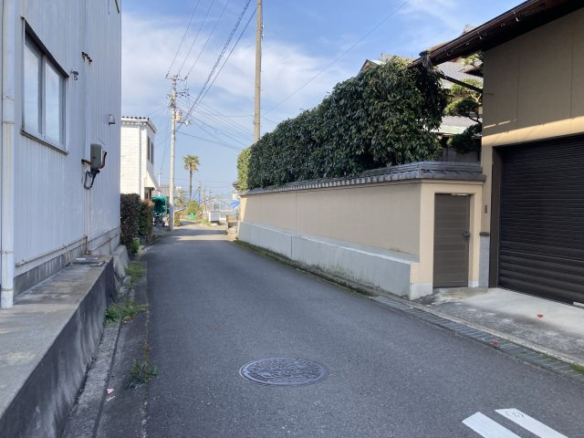 西条市氷見乙の中古一戸建の前面道路含む現地写真