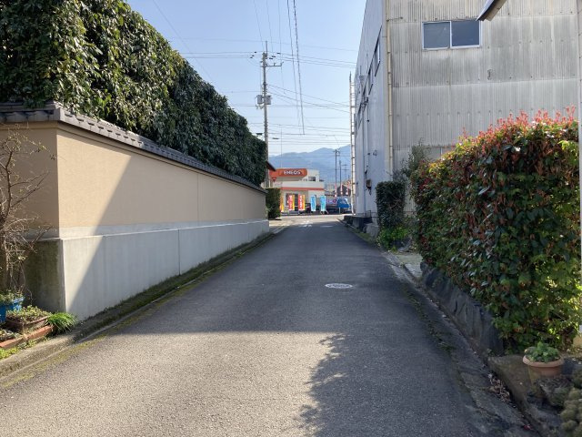 西条市氷見乙の中古一戸建の前面道路含む現地写真