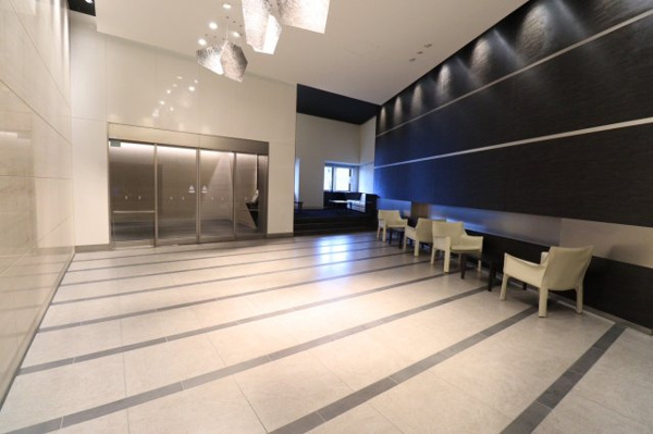 【エントランス】 | 【エントランスホール】シティホテルを思わせる、広々とした空間！ご歓談やお待ち合わせのひと時も優雅に☆