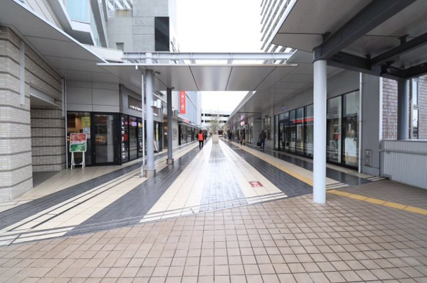 【周辺】 | 【周辺】JR「高槻」駅へ直結の屋根付きデッキです！雨の日も濡れずに移動できます！
