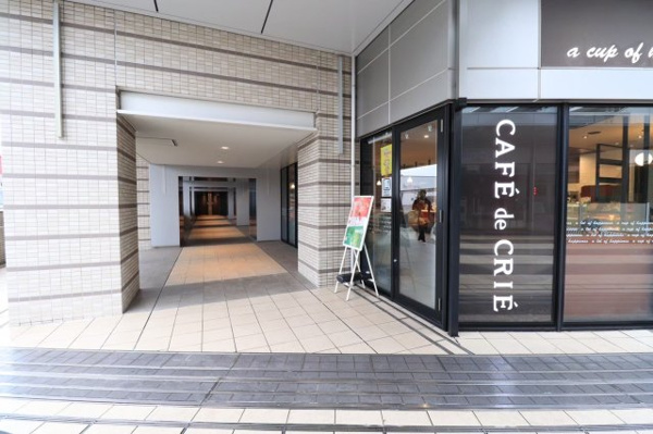 【周辺】 | 【周辺】エントランス付近にはカフェなどの商業施設が入っており、大変便利です！