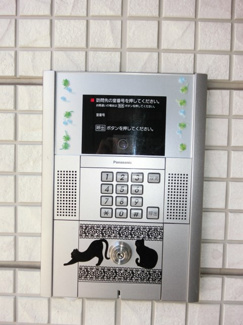 【エントランス】 | 防犯対策に有効なオートロック付きのエントランスです！一人暮らしの方も安心ですね♪