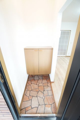 【玄関】 | ヴェルデめいわA | ※同物件・反転タイプの写真です。